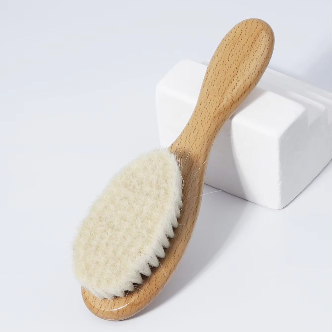 Drewniana szczotka z ultra mię – Hair Care Essential recenzja i cena